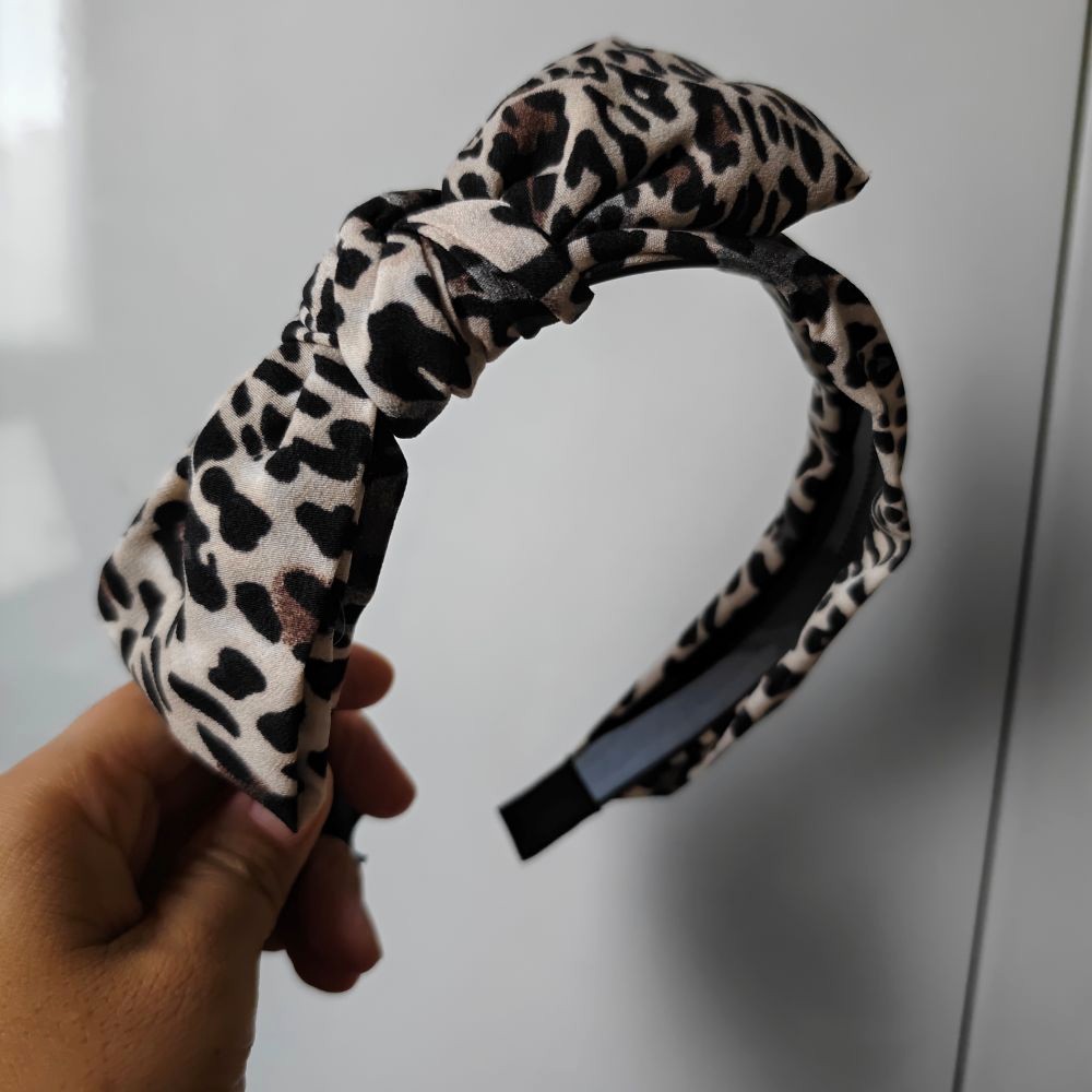 Women Accessories Sale - レオパード柄のヘアバンド。リボン付きで、ティーンエイジャーの女の子にぴったりのファッションアクセサリー。滑り止め加工が施されたリボンヘアバンド。レディース向けヘアアクセサリー。セール中。