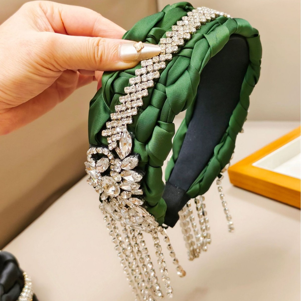 ホットセール　重厚なクラフトラインストーンタッセル編み込みヘ - Women Accessories Sale のレビューと価格