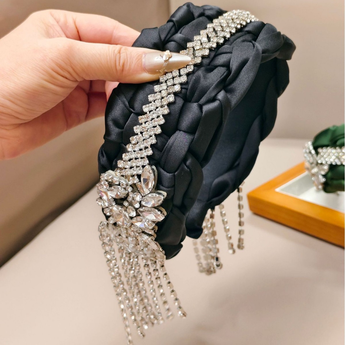 ホットセール　重厚なクラフトラインストーンタッセル編み込みヘ - Women Accessories Sale のレビューと価格